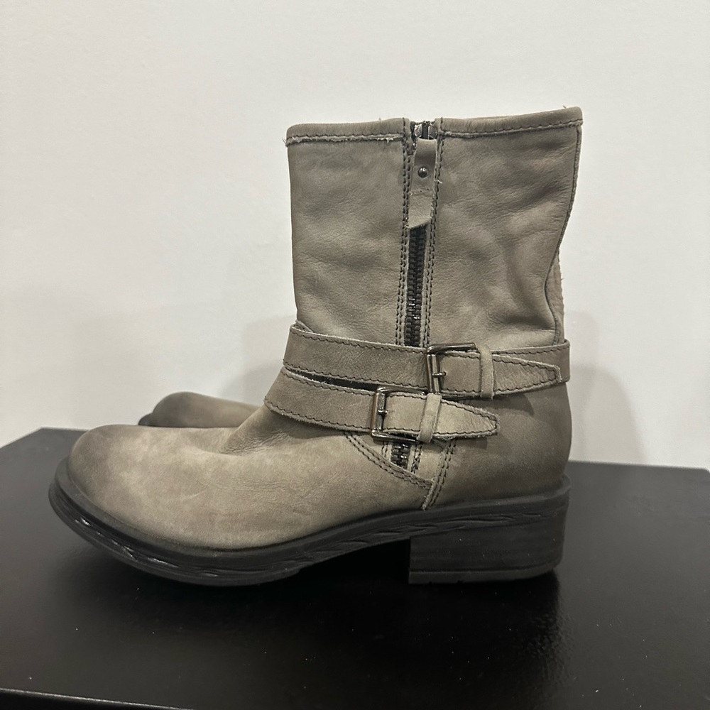 Moto style boots